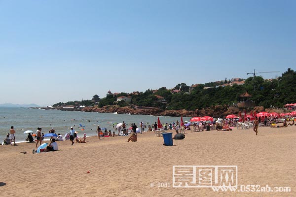 青岛第一海水浴场-相邻鲁迅公园