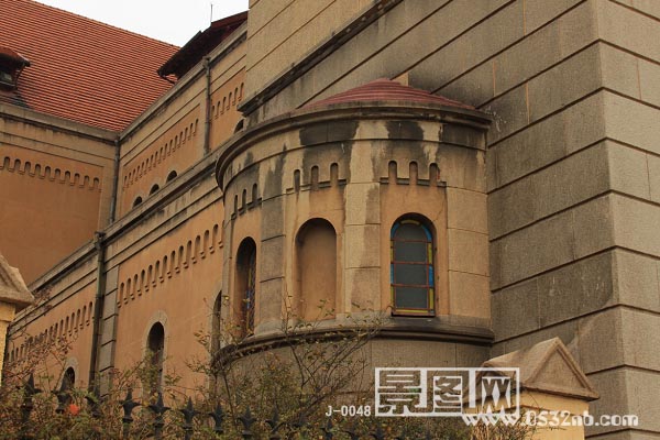 青岛天主教堂主体大楼侧窗