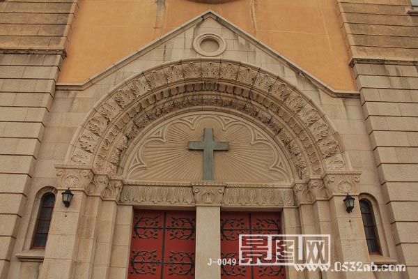 青岛天主教堂主体大楼正门花式
