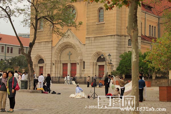 青岛天主教堂以成为结婚婚纱照的圣地