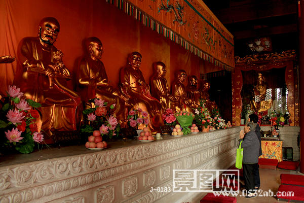 青岛湛山寺左为8尊者塑像