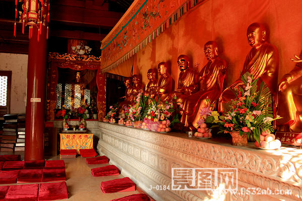 青岛湛山寺右为8尊者塑像