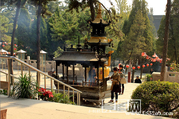 青岛湛山寺大雄宝殿香火