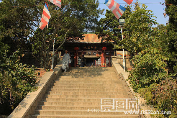 青岛湛山寺通往西方三圣殿台阶