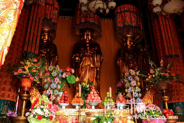 青岛湛山寺阿弥陀佛、观世音菩萨、大势至菩萨