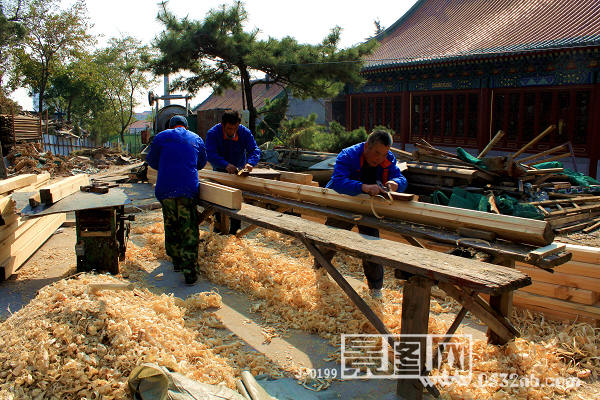 青岛湛山寺扩建工程木工匠正在制作中