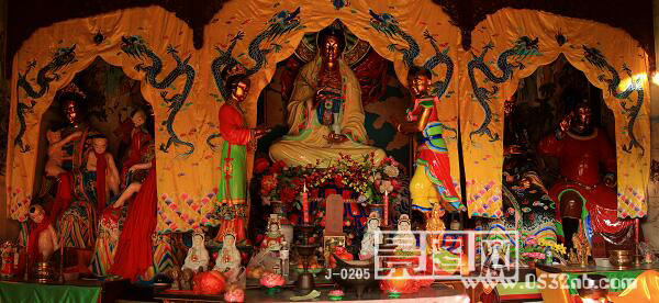 青岛海云庵正殿供奉观音大士,左为送子神,右为张仙施仙。