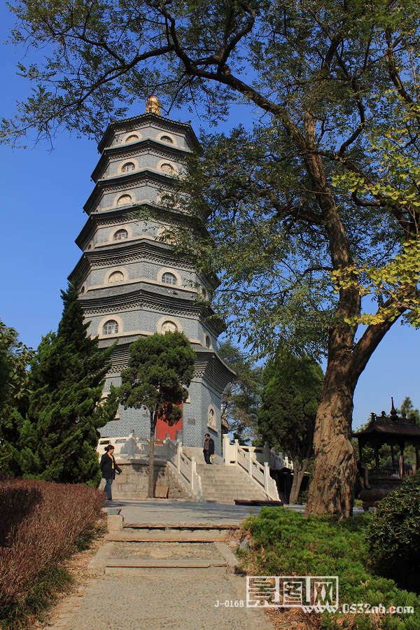 青岛湛山寺--八角七级砖塔