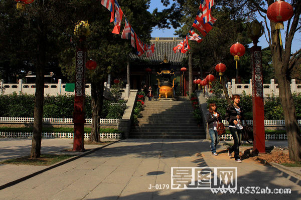 青岛湛山寺通往大雄宝殿台阶