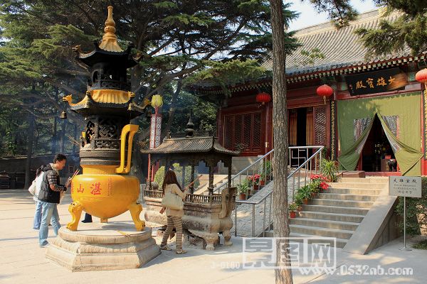 青岛湛山寺通往大雄宝殿