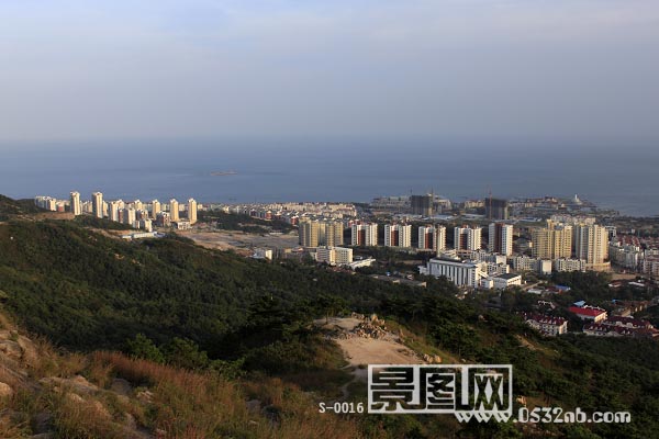 青岛浮山-远处为海洋基地公园