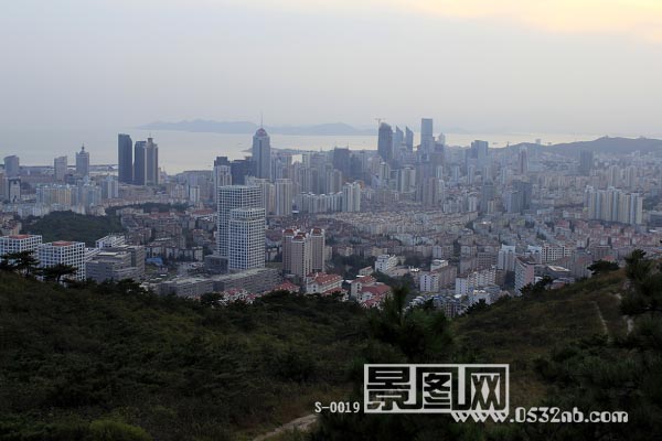 青岛浮山-远处为市政府、八大关方向