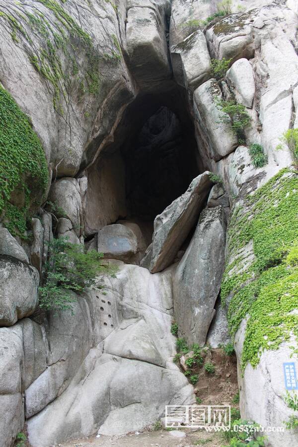 崂山华严寺“那罗延窟”的洞口2