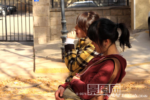 青岛八大关路边观看拍摄小朋友围观姑娘