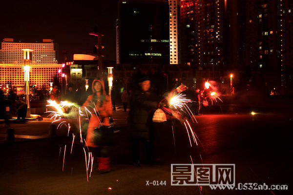 青岛五四广场燃放烟花夫妇