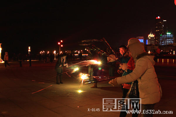 青岛五四广场燃放烟花年轻人