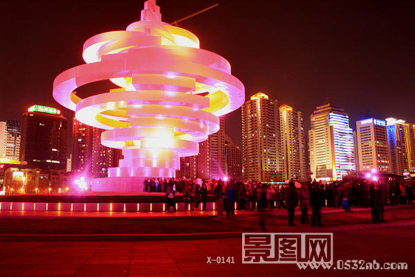 青岛五四广场元旦之夜人们在等待燃放礼花